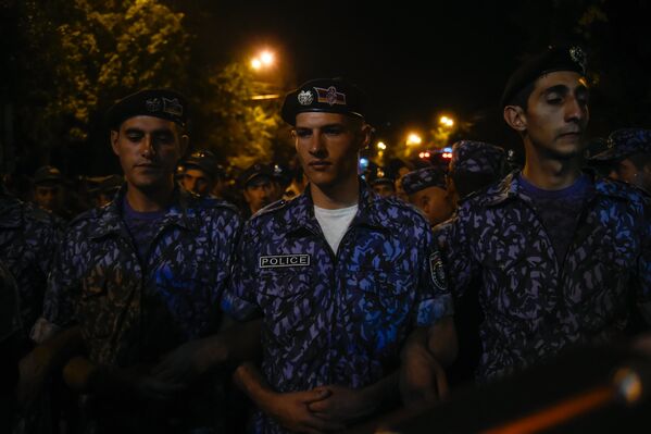 Полиция Армении контролирует ситуацию на улице Баграмяна - Sputnik Армения