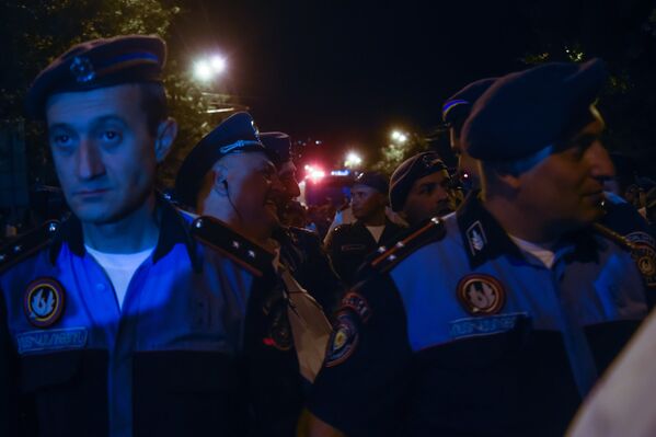 Полиция Армении контролирует ситуацию на улице Баграмяна, где протестуют участники движения Нет грабежу - Sputnik Армения