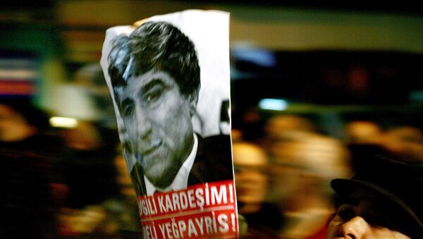 Демонстрант держит в руке плакат с портретом Гранта Динка - Sputnik Армения