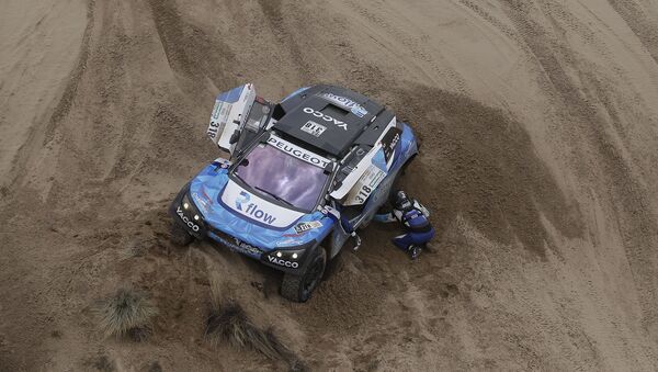 Французский гонщик Ромен Дюма пытается вывести из песка свой Peugeot. «Дакар» Ралли 2017. Боливия - Sputnik Армения