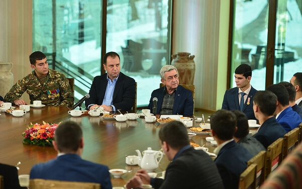 Սերժ Սարգսյանն անկեղծ զրույց է ունեցել զորացրված զինծառայողների հետ - Sputnik Արմենիա