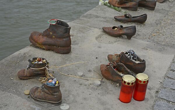 Мемориал жертвам Холокоста Туфли на набережной Дуная в Будапеште, Венгрия - Sputnik Армения