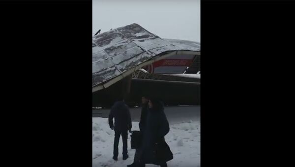 Видео обрушения металлического навеса на ж/д вокзале Астаны - Sputnik Армения