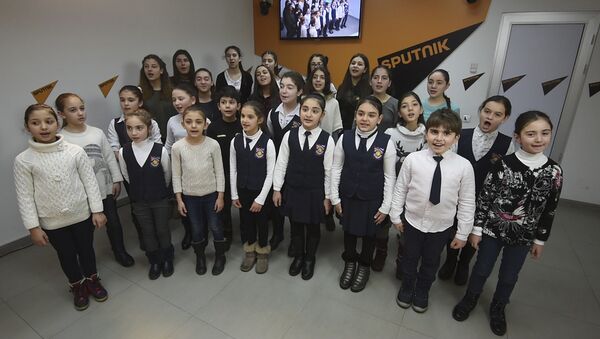 Маленькие патриоты поздравляют с годовщиной армянской армии песней Герои не умирают - Sputnik Армения