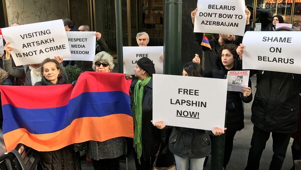 Протесты армянской общины Америки против экстрадиции блогера Лапшина у консульства Беларуси в Нью Йорке - Sputnik Արմենիա