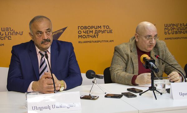 Седрак Мамулян и Артем Енгоян Седрак Мамулян и Артем Енгоян - Sputnik Армения