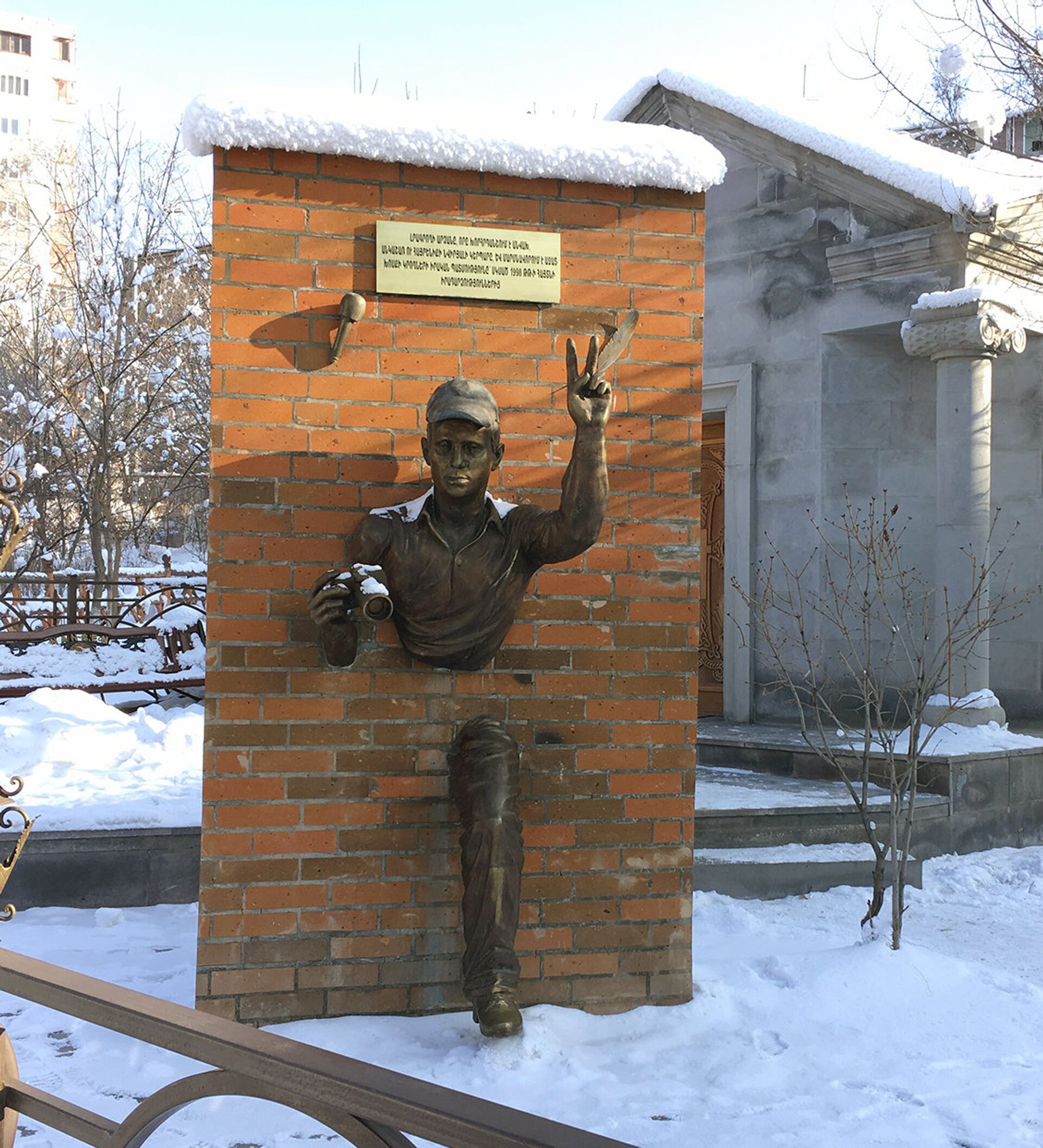 В армении осквернили памятник. Памятник Спендиарова в Ереване. Памятник Микаэлу Налбандяну (Ереван). Памятник журналистам. Памятник дудукистам в Ереване.