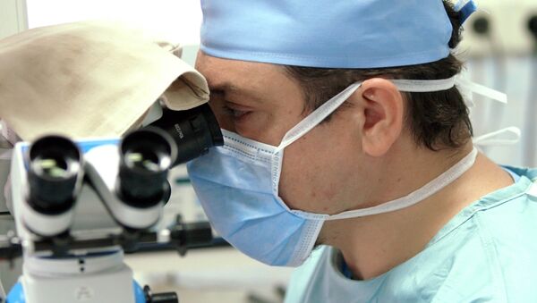 Врач-офтальмолог во время операции - Sputnik Армения