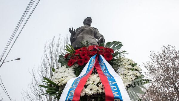 Сотрудники посольства РФ в Армении возложили цветы к памятнику Грибоедова - Sputnik Армения