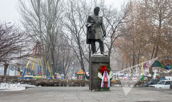 Сотрудники посольства РФ в Армении возложили цветы к памятнику Грибоедова Сотрудники посольства РФ в Армении возложили цветы к памятнику Грибоедова - Sputnik Армения