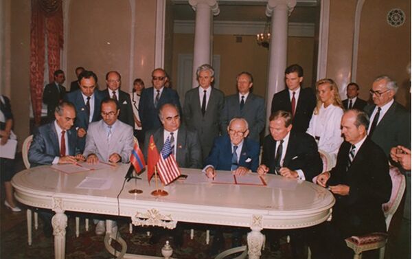Подписание Меморандума партнерами вновь созданного Американо-армянского моста дружбы о строительстве жилых домов для лишенных крова в результате землетрясения. Подписание Меморандума партнерами вновь созданного Американо-армянского моста дружбы о строительстве жилых домов для лишенных крова в результате землетрясения. - Sputnik Армения