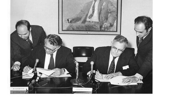 Гайфорд Стивер и В. А. Кириллин подписывают Протокол об итогах 3-й сессии Смешанной советско-американской комиссии по научно- техническому сотрудничеству. Вашингтон, 1974 г. - Sputnik Армения