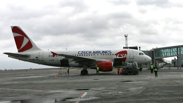 На стоянке у международного терминала аэропорта Толмачево - самолет Airbus-319 авиакомпании Чешские аэролинии ( CSA Czech Airlines) - Sputnik Армения