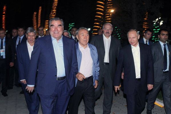 ՀԱՊԿ-ի անդամ պետությունների նախագահները ՀԱՊԿ-ի հավաքական անվտանգության խորհրդի նիստից առաջ զբոսնել են Տաջիկստանի կառավարության նստավայրի այգում ՀԱՊԿ-ի անդամ պետությունների նախագահները ՀԱՊԿ-ի հավաքական անվտանգության խորհրդի նիստից առաջ զբոսնել են Տաջիկստանի կառավարության նստավայրի այգում - Sputnik Արմենիա