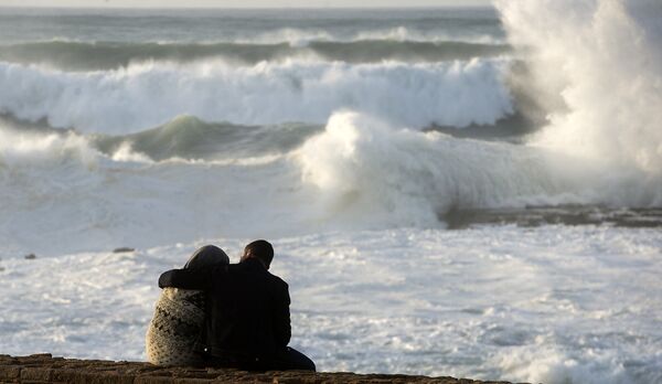 Влюбленная пара наблюдает за волнами в Рабате, Марокко - Sputnik Армения
