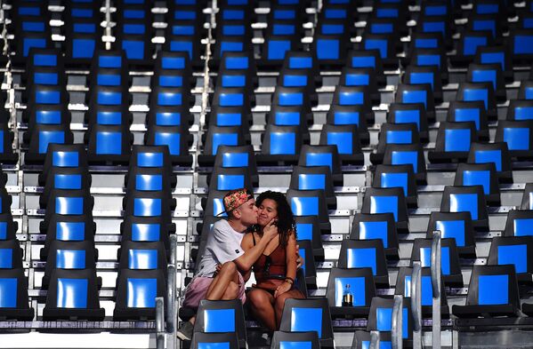 Молодой человек целует свою возлюбленную во время Олимпийских игр в Бразилии - Sputnik Армения