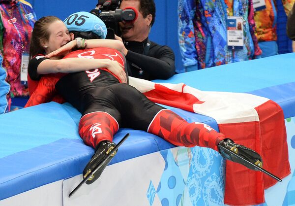 Канадский спортсмен обнимает свою подругу после победы в Олимпийских играх в Сочи - Sputnik Армения
