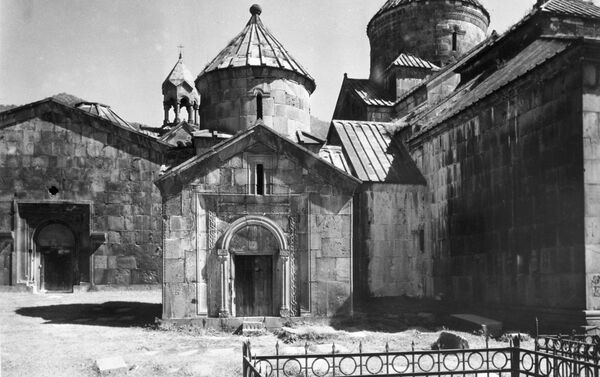 Внутренний двор монастыря Ахпат и церковь Богоматери - Sputnik Армения