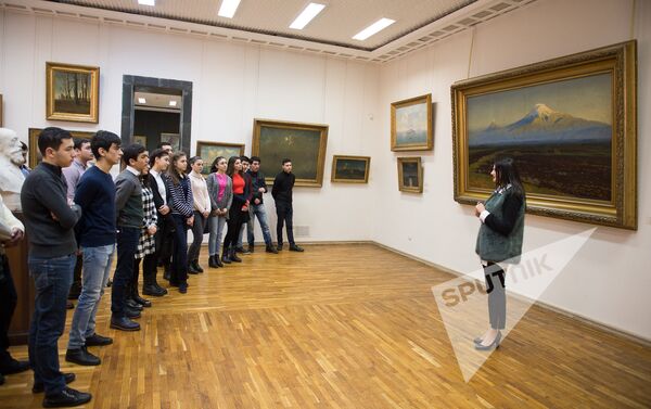 Ученики школы имени Мхитара Гераци и Армен Мурадян посетили Национальную галерею - Sputnik Армения