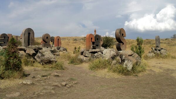 Памятник армянскому алфавиту расположен на восточном склоне горы Арагац в Ошакане - Sputnik Армения
