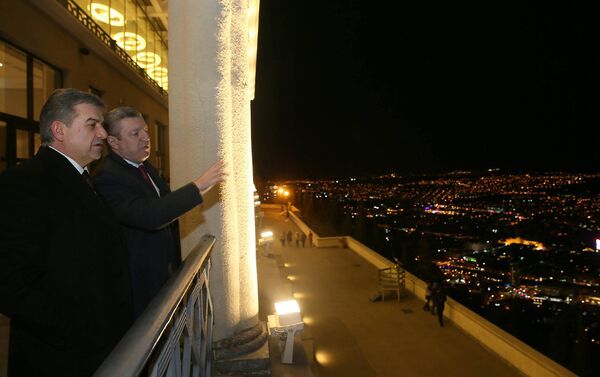 Премьер-министры Армении и Грузии Карен Карапетян и Георгий Квирикашвили любуются вечерним Тбилиси - Sputnik Армения