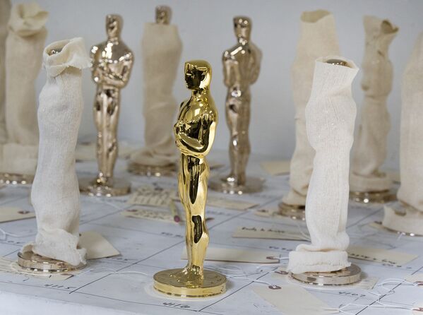 24 каратная золотая статуэтка 89-ой Американской кинопремии «Оскар» 2017 года среди незаконченных бронзовых - Sputnik Армения