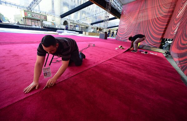 Работники готовят красную ковровую дорожку для 89-й ежегодной церемонии вручения кинопремии Оскар - Sputnik Армения