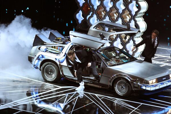 Սեթ Ռոգենի և Մայքլ Ջեյ Ֆոքսը բեմ դուրս եկան DeLorean ավտոմեքենայով - Sputnik Արմենիա