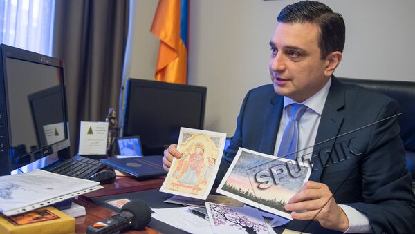 Акция медицинского университета Армении: Армен Мурадян показывает подарочные открытки, сделанные военнослужащими  - Sputnik Армения