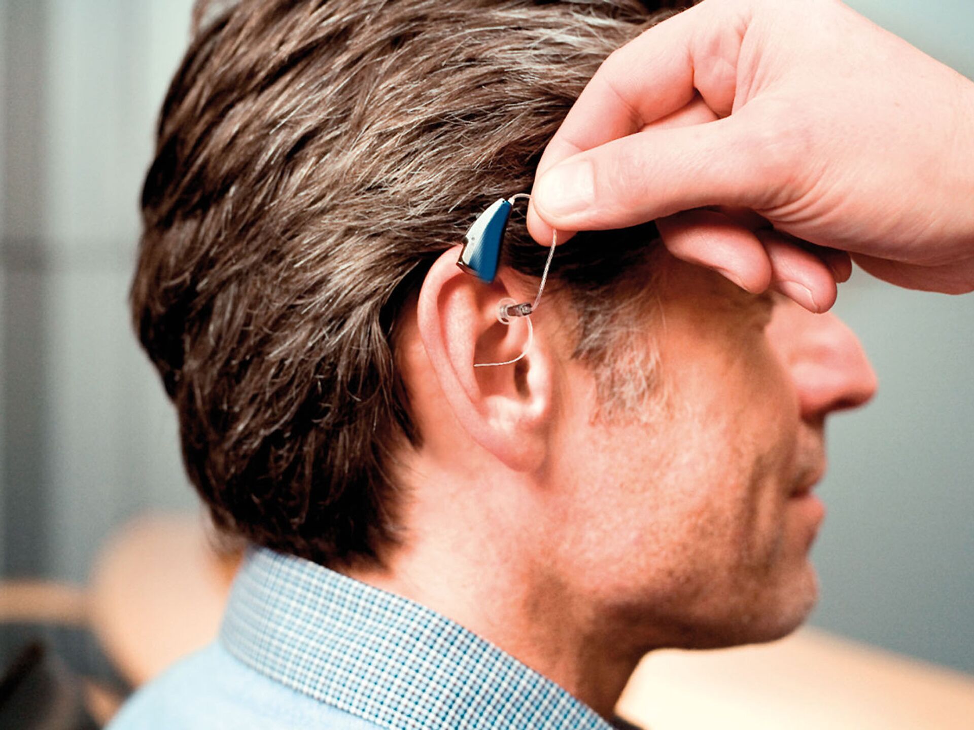 Где подобрать слуховой аппарат. Слуховой аппарат. Нарушение слуха. Слуховой аппарат человека. Аппарат для слуха.