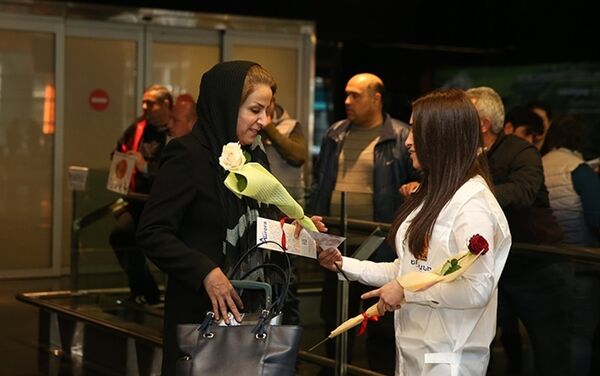 Мэрия Еревана преподнесла подарки женщинам в аэропорту Звартноц - Sputnik Армения