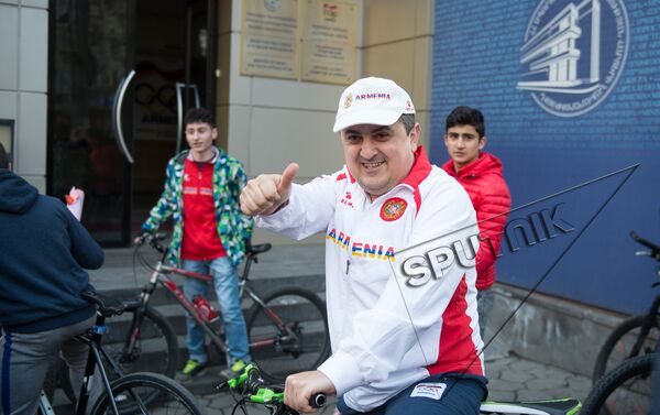 Акция Велосипедное 8 марта в Ереване. Карен Гилоян - Sputnik Армения