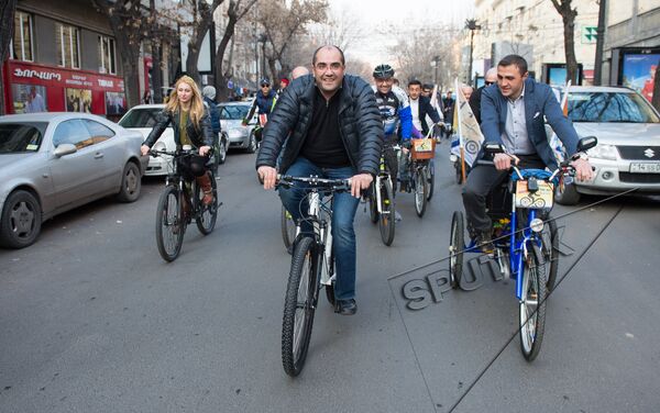 Акция Велосипедное 8 марта в Ереване. Грачья Ростомян и Арман Антонян - Sputnik Армения