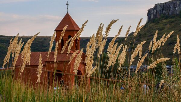церковь горы трава природа - Sputnik Արմենիա