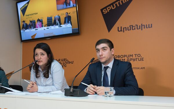 Участники видеомоста Армения-Кыргызстан: экономическое партнерство и перспективы Цовинар Костанян и Арман Гукасян - Sputnik Армения
