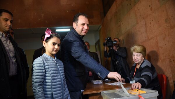 Виген Саргсян голосует на выборах в НС РА - Sputnik Армения