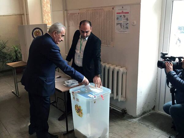 Галуст Саакян проголосовал на выборах в НС РА - Sputnik Армения