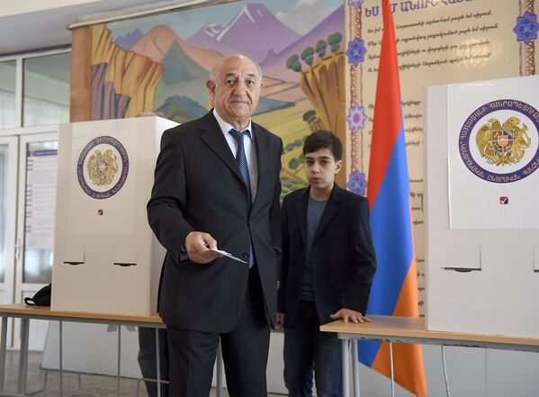 Тачат Саркисян проголосовал на выборах в НС РА - Sputnik Армения