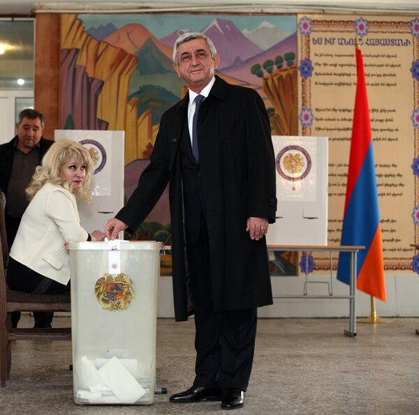 Серж Саргсян голосует на выборах в парламент Армении - Sputnik Армения