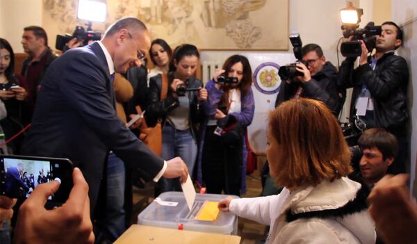 Сейран Оганян проголосовал на выборах в НС РА - Sputnik Армения