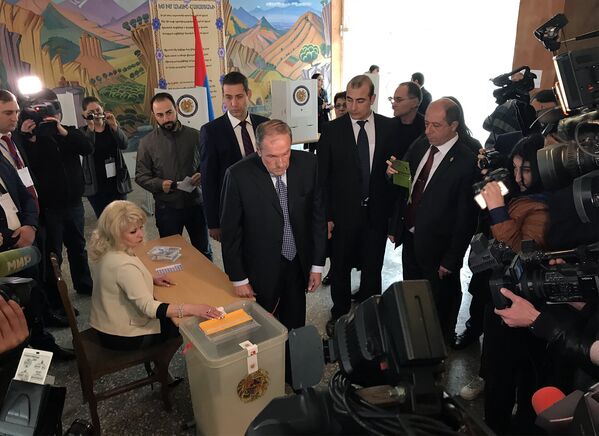 Левон Тер-Петросян проголосовал на выборах в НС РА - Sputnik Армения