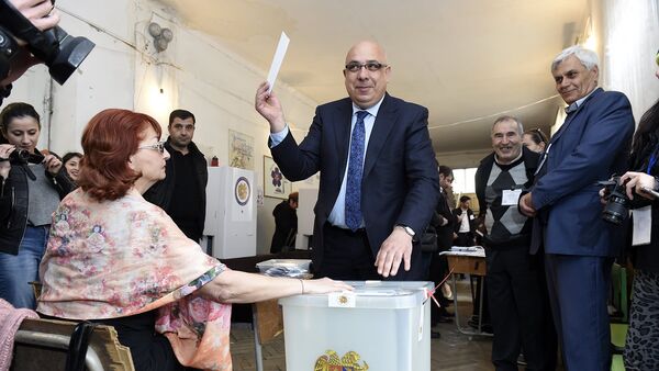 Хачатур Кокобелян проголосовал на выборах в НС РА - Sputnik Армения