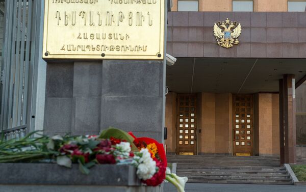 Цветы у посольств РФ в странах мира в память о погибших при взрыве в Санкт-Петербурге - Sputnik Армения