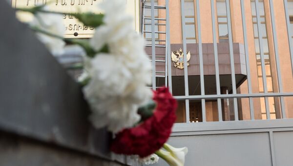 Цветы у посольств РФ в странах мира в память о погибших при взрыве в Санкт-Петербурге - Sputnik Արմենիա