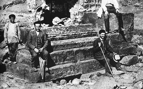 Մարտիրոս Սարյանը (աջից՝ գլխարկը ձեռքին) Աշոտ Ողորմած թագավորի գերեզմանի մոտ. 20-րդ դարի սկիզբ - Sputnik Արմենիա