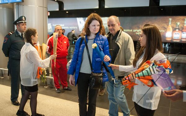 В аэропорту Звартноц женщин встретили с цветами - Sputnik Армения