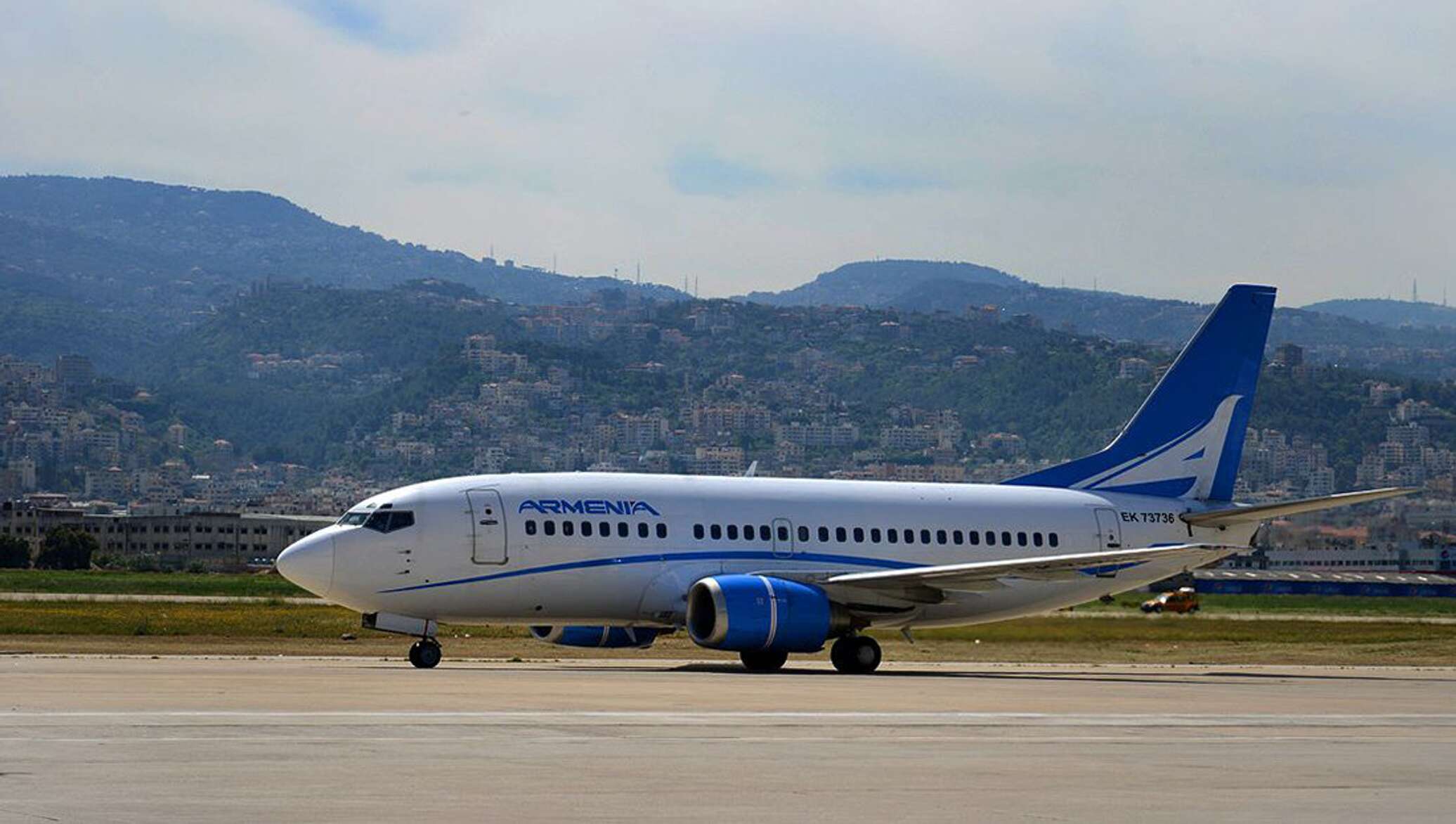 Самолет россия армения. Авиакомпания Армения Boeing 737. Боинг 737 армянские авиалинии. Боинг 737-500 Armenia Aircompany. Air Armenia самолет 737.
