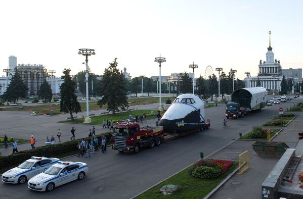 Транспортировка макета космического корабля Буран на ВДНХ - Sputnik Армения