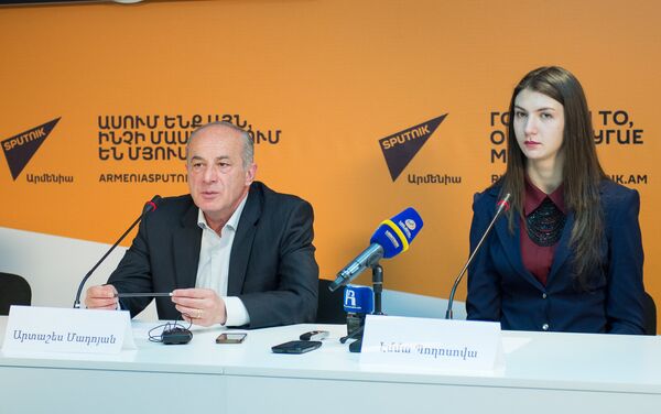 Арташес Мадоян и Эмма Погосова Арташес Мадоян и Эмма Погосова - Sputnik Армения