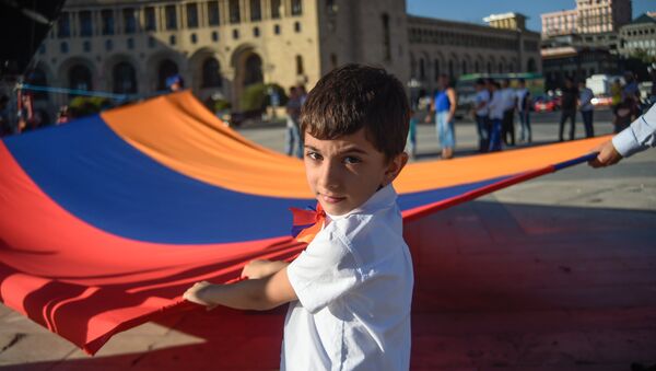 Дети на площади Республики Армения с флагом Армении - Sputnik Армения
